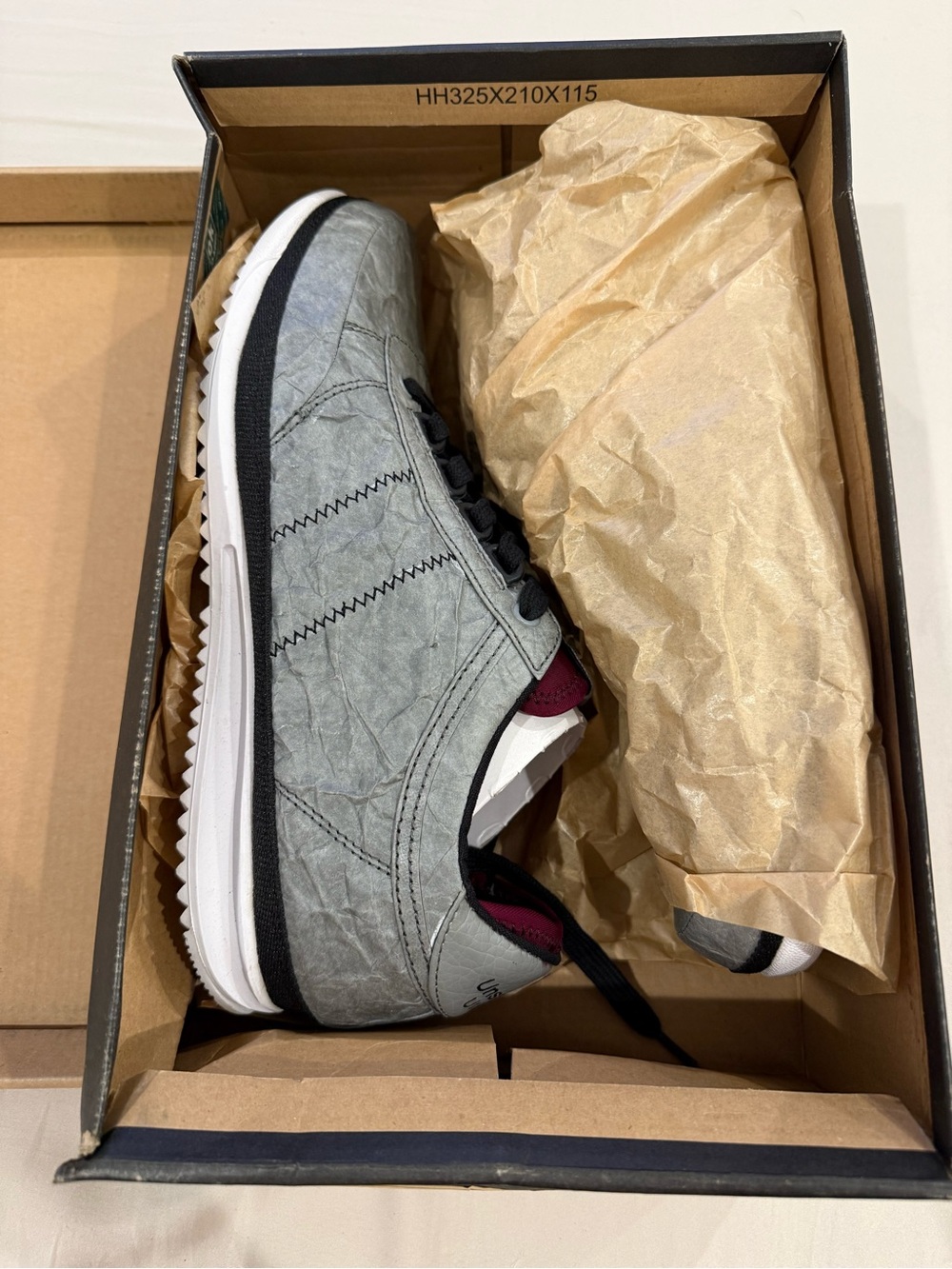 Men's Gray Lightweight Sneakers with Black Accents